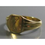 An 18ct Gold Signet Ring, 2.9g