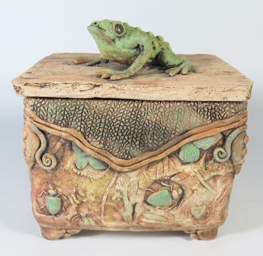 A Pauline Lee Pottery Box and cover with frog, 19cm wide (Newton Abbot based artist)