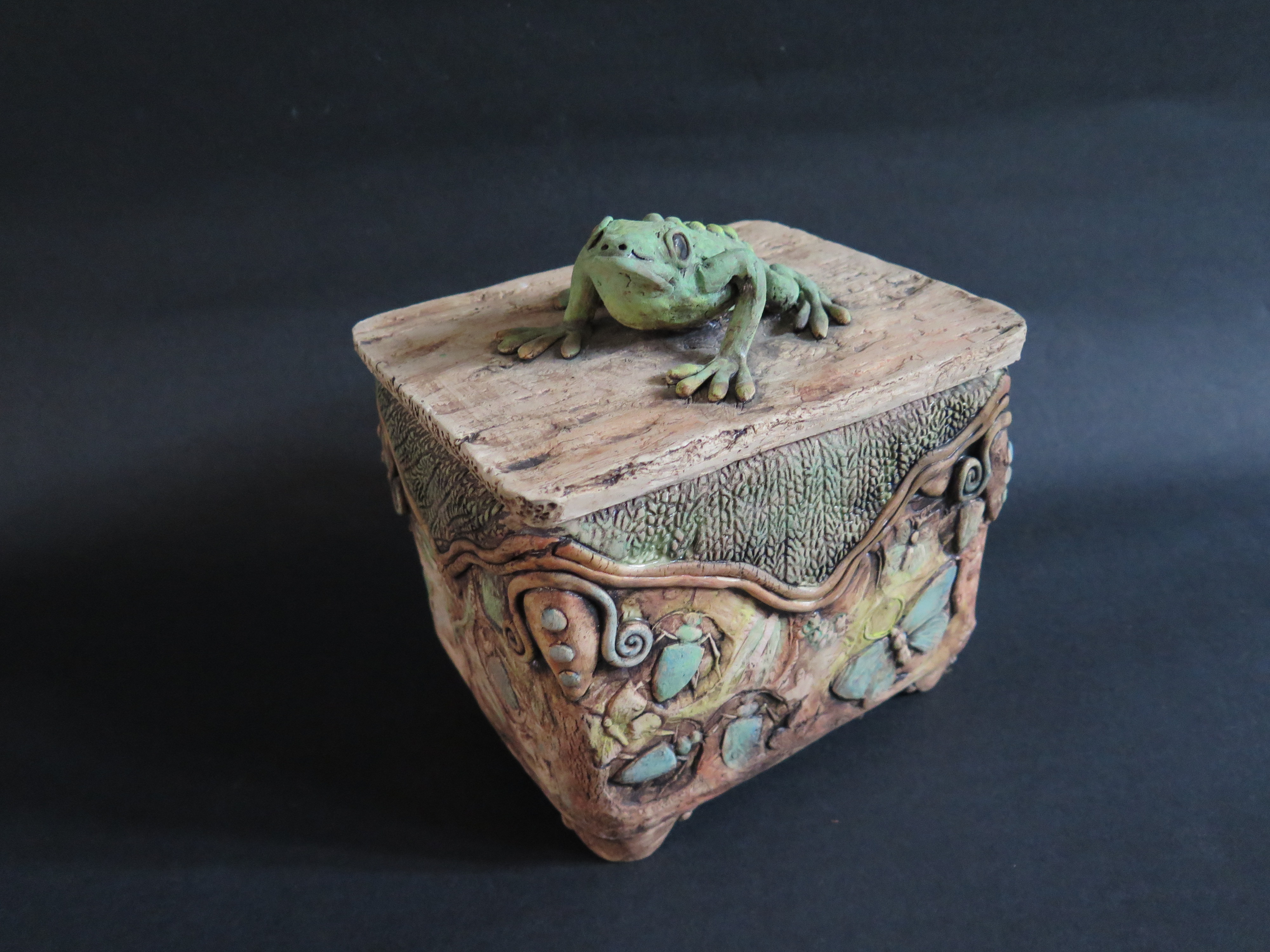 A Pauline Lee Pottery Box and cover with frog, 19cm wide (Newton Abbot based artist) - Image 2 of 2