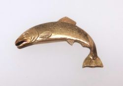 A 9ct brooch modelled as a fish approx 12.2gms, marked 'A & W'.