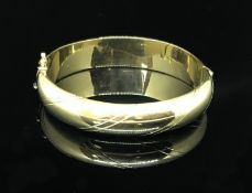 A gold bangle marked 14k, approx 27.5gms.