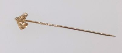 A 9ct gold horse head tie pin, approx 2.1gms.