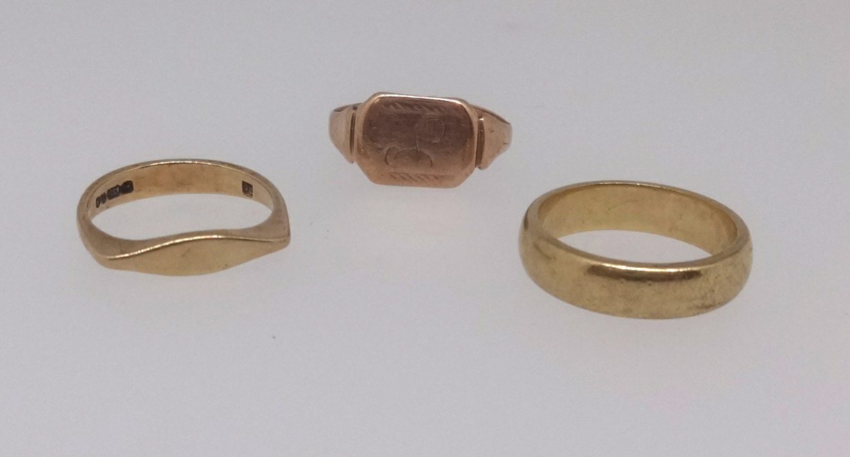 A 9ct wedding band and two other 9ct rings, approx 8.9gms.