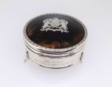 A Geo V silver and tortoise shell ring box marked 'G & S Ltd' with silver inlaid heraldic crest with