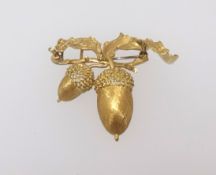 An 18ct Italian brooch with stylised acorns on a leafed branch, width maximum 47mm, approx 13gms.