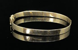 A 9ct mixed colour gold bangle, approx 14gms.