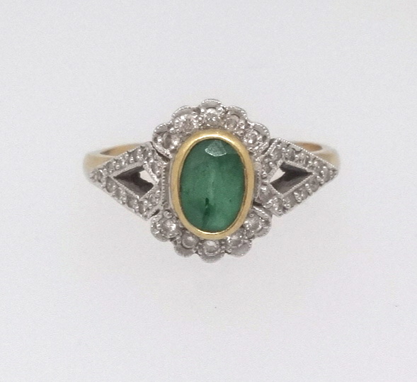 An 18ct emerald set ring, size M.