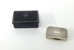 A silver snuff box and a 19th century lacquered snuff box (2).