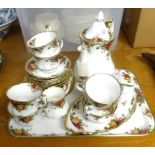 Royal Albert Old Country Roses tea set (23 pieces).