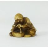 A small carved ivory netsuke, approx height 25mm.