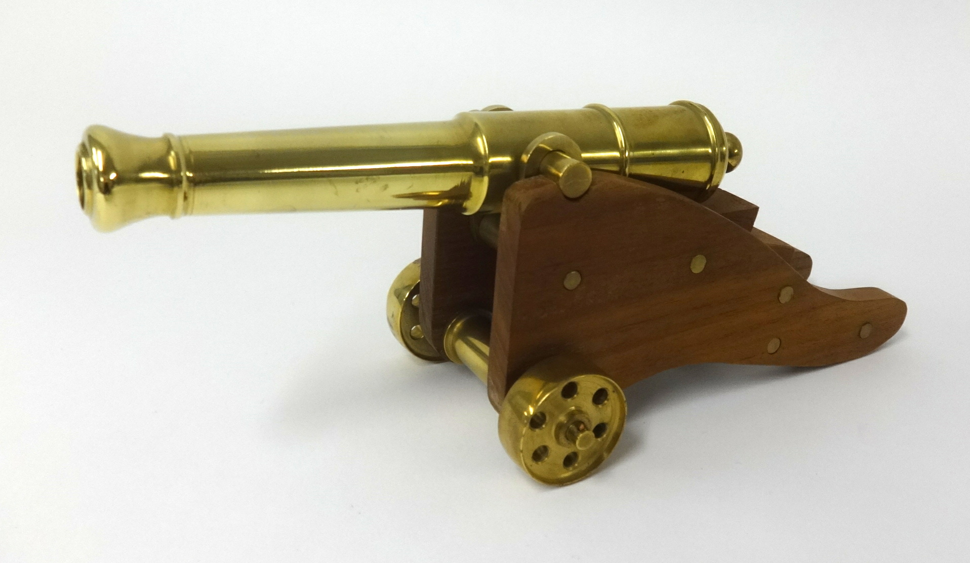 A brass table cannon, overall length 27cm.