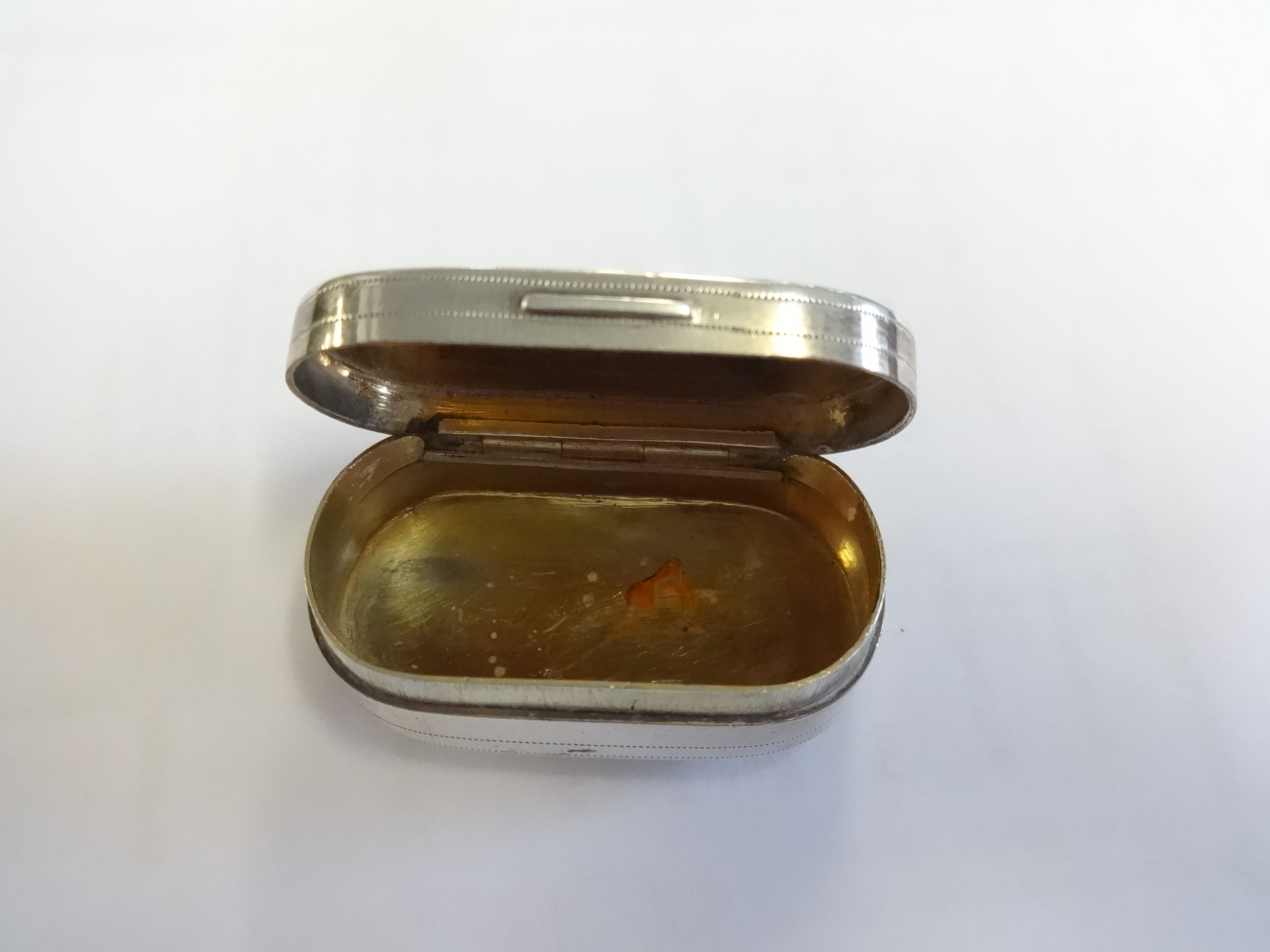 A Georgian silver and gilt snuff box marked 'SP', together with a silver top scent bottle, a ring - Image 10 of 14