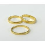 Three 22ct gold wedding bands, approx 11.40