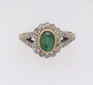 An 18ct emerald set ring, size M.