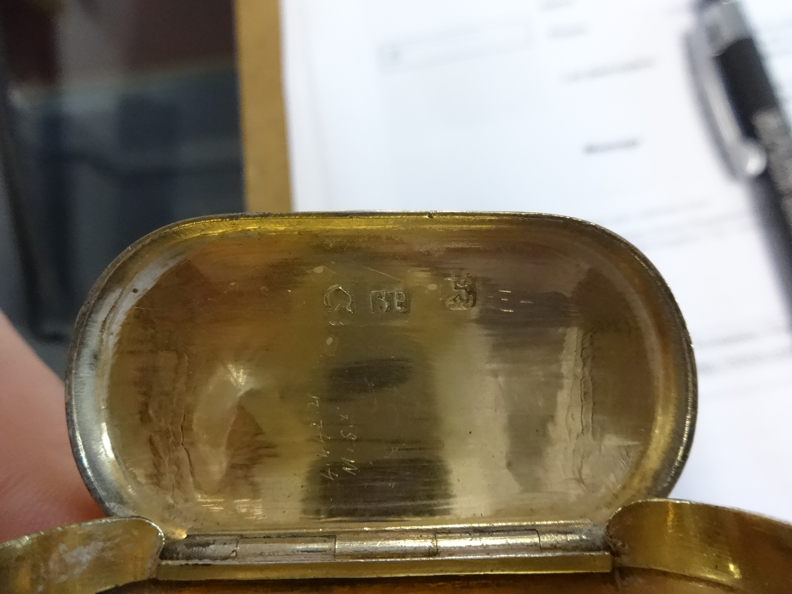 A Georgian silver and gilt snuff box marked 'SP', together with a silver top scent bottle, a ring - Image 5 of 14