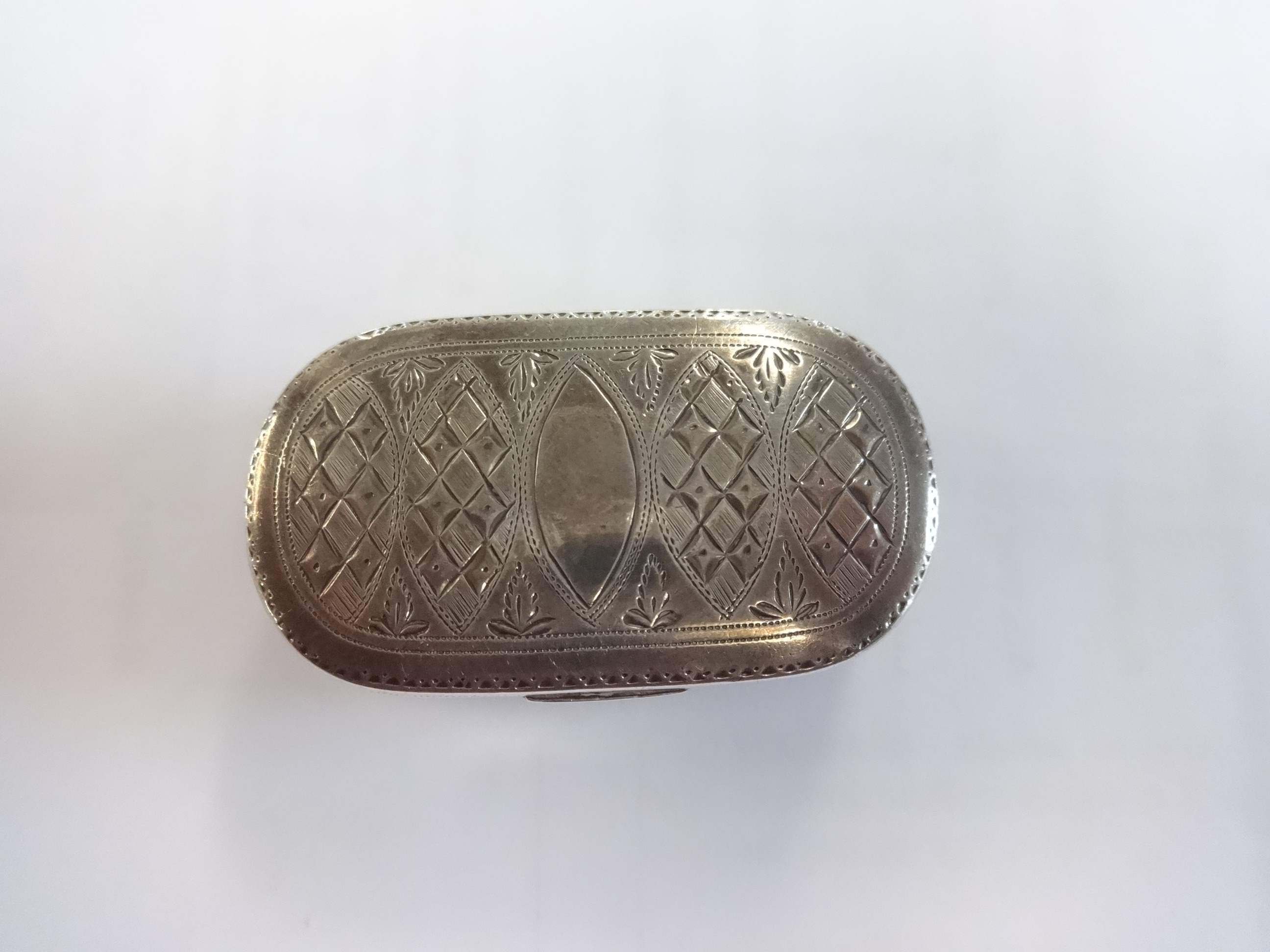 A Georgian silver and gilt snuff box marked 'SP', together with a silver top scent bottle, a ring - Image 8 of 14