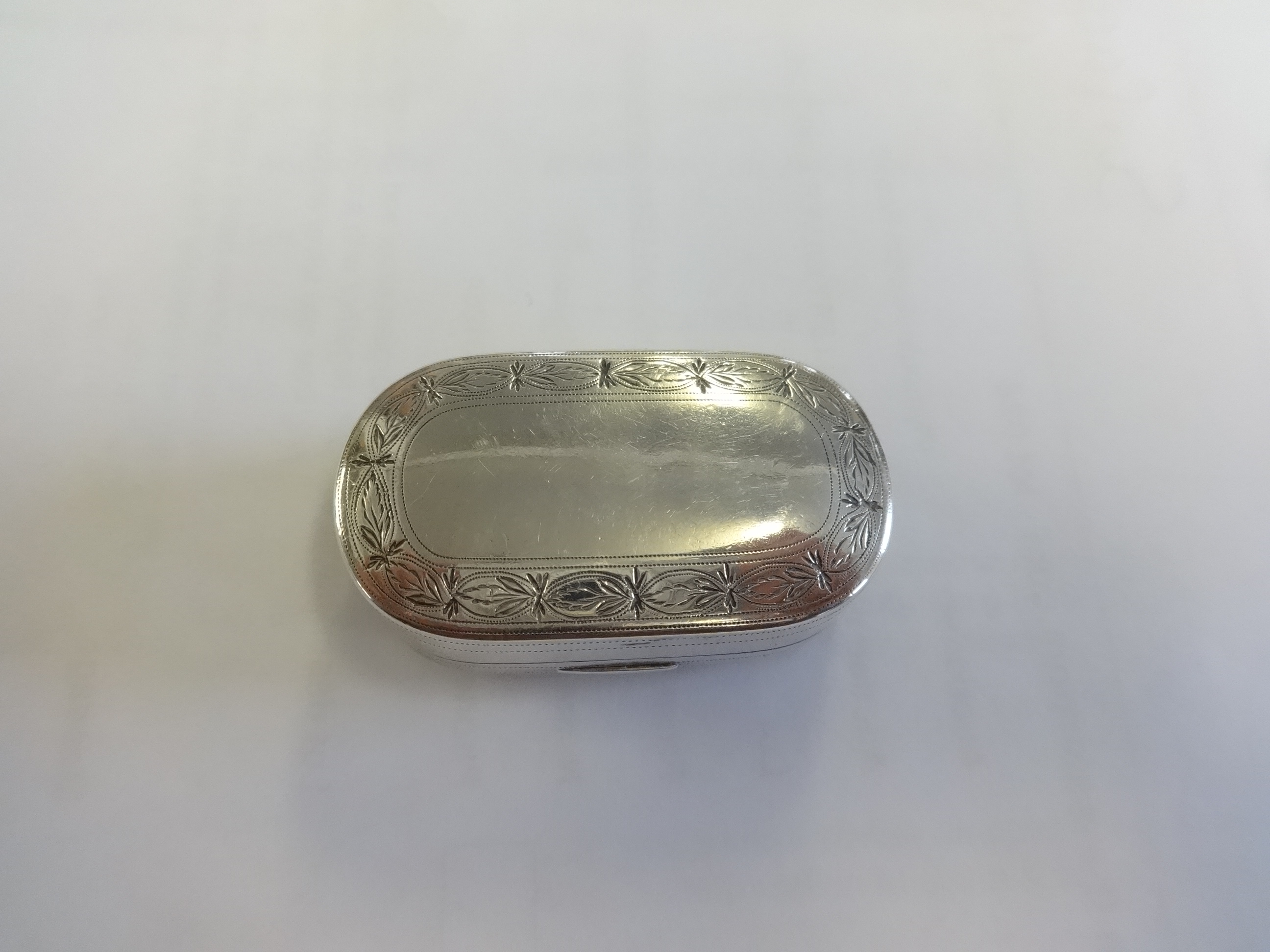 A Georgian silver and gilt snuff box marked 'SP', together with a silver top scent bottle, a ring - Image 9 of 14