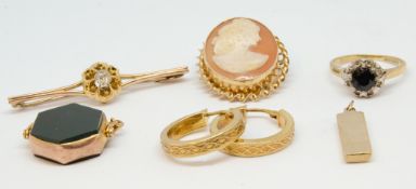 A 9ct gold Ingot, a pair of 9ct hoop earrings, a 9ct bar brooch, an 18ct sapphire cluster ring ,