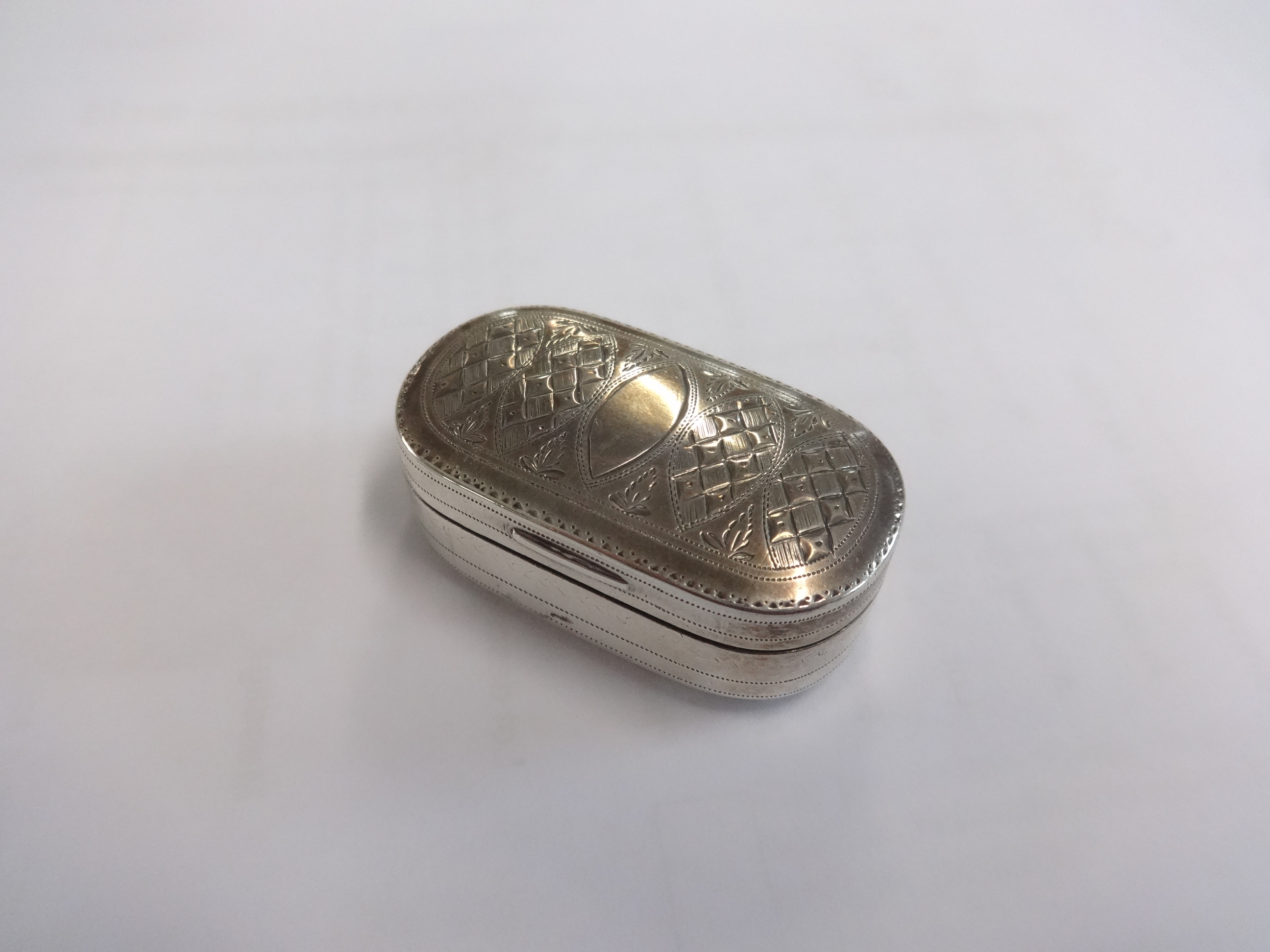 A Georgian silver and gilt snuff box marked 'SP', together with a silver top scent bottle, a ring - Image 6 of 14