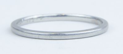 A platinum band ring, approx 2.40gms.