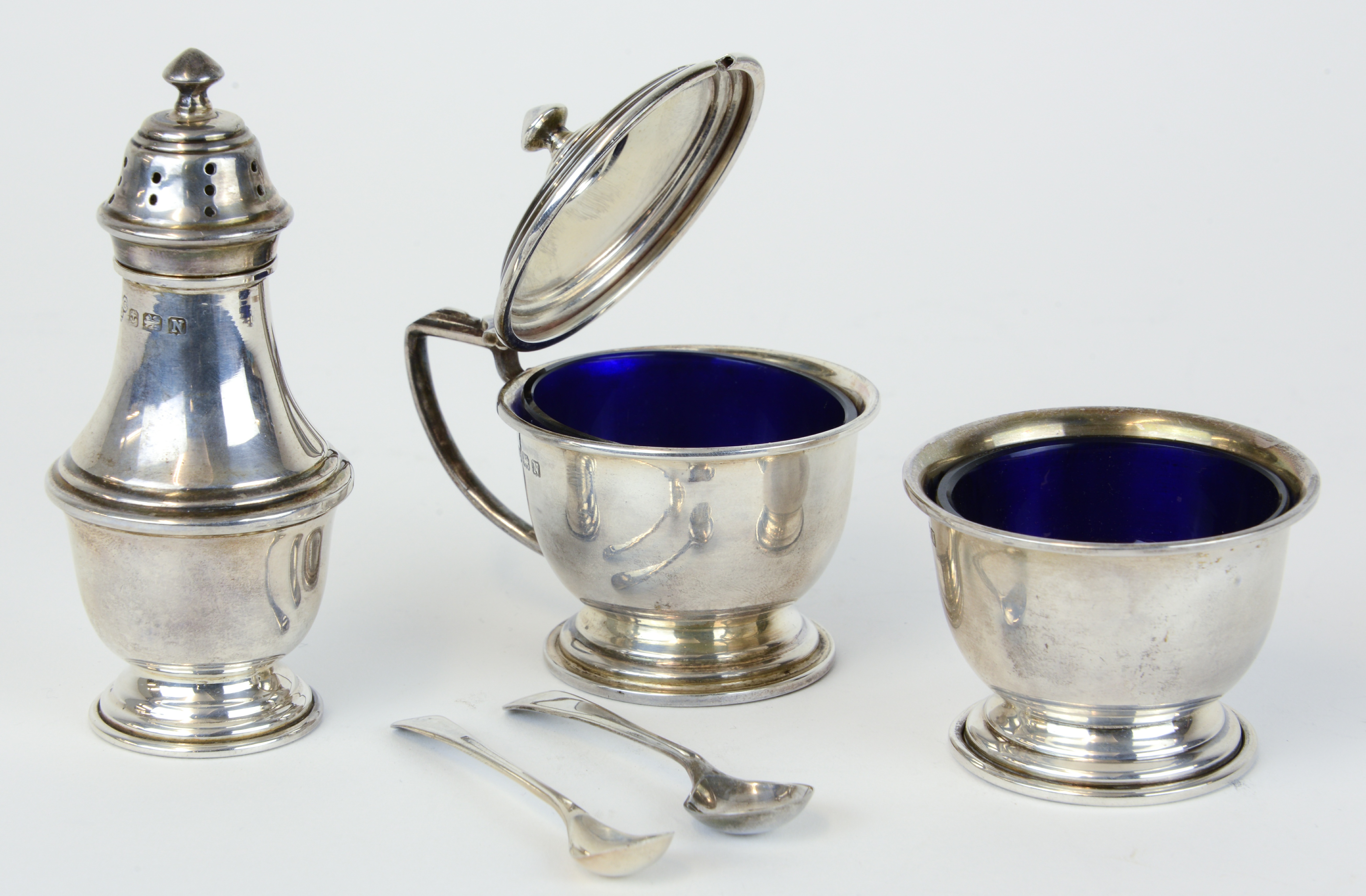 A Geo V silver three piece cruet set marked 'S & Co Ltd', approx 3.70oz.