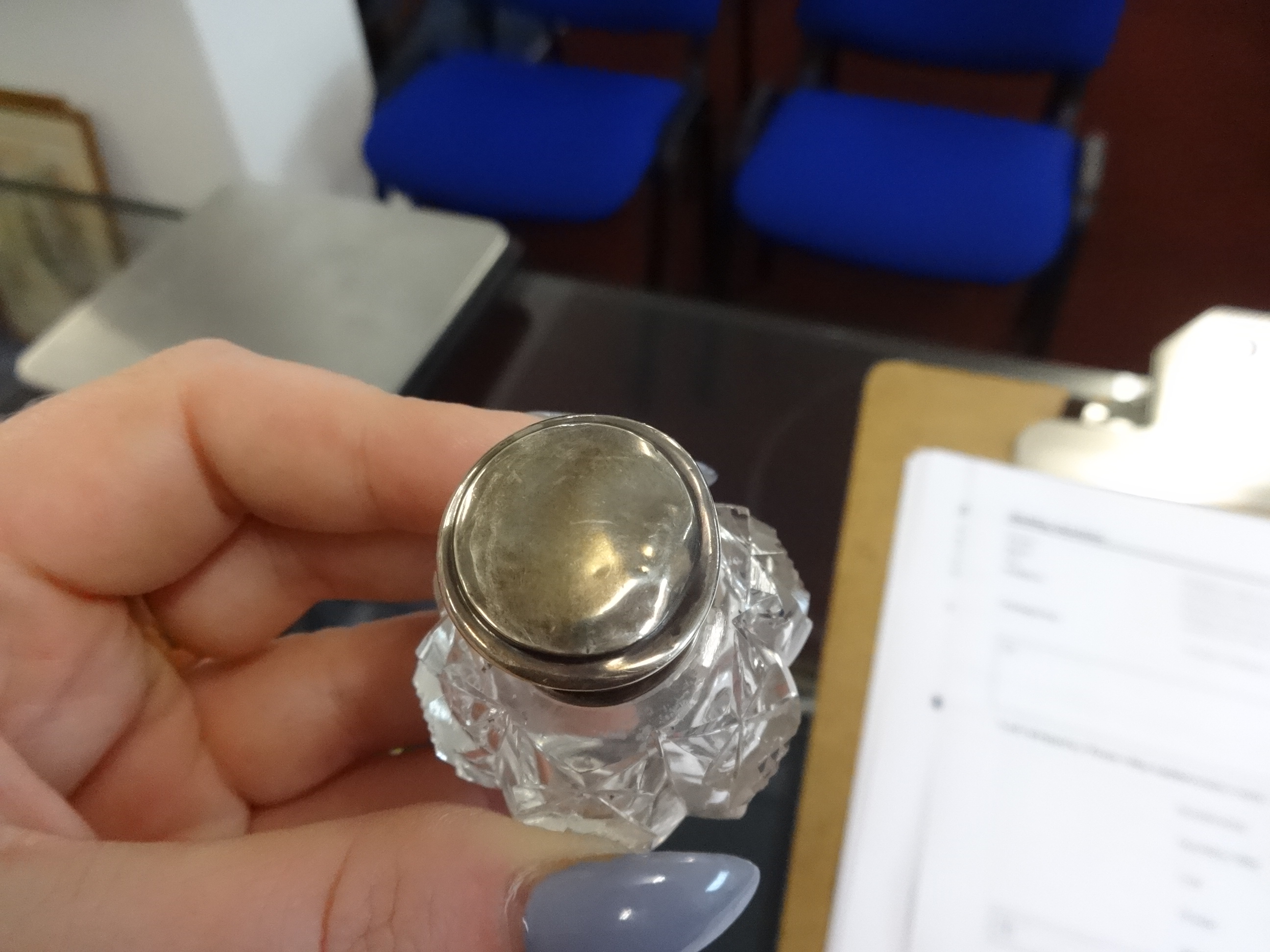 A Georgian silver and gilt snuff box marked 'SP', together with a silver top scent bottle, a ring - Image 2 of 14