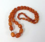 An amber necklace (45g approx)