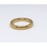 A 22ct gold wedding band, approx 6.6gms.