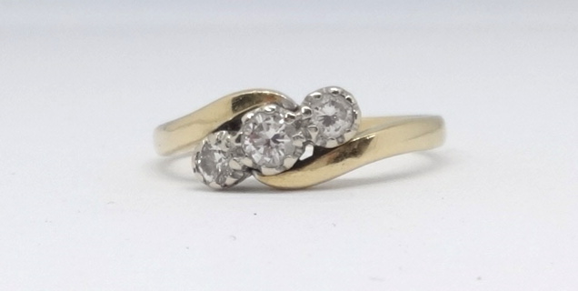 An 18ct three stone diamond ring, total diamond weight approx 0.33cts, size O.