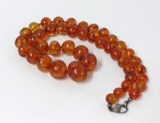 An amber bead necklace, approx 90gms.