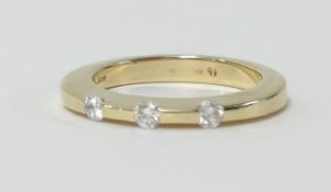 An 18ct Roberto Coin three diamond clasique ring, size N.