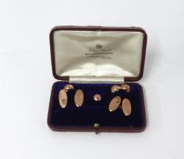 A gents 9ct gold dress shirt set comprising a pair of cufflinks (AF) and four studs, approx 6.