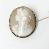 A yellow metal set cameo brooch with a portrait of a lady.