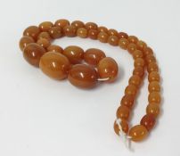 An amber necklace with graduated beads, approx 77.60gms.