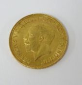 A Geo V gold sovereign, 1929 (SA).