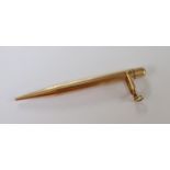 A 9ct gold propelling pencil.