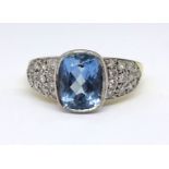 An 18ct aquamarine and diamond cluster ring, size P.
