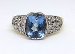 An 18ct aquamarine and diamond cluster ring, size P.