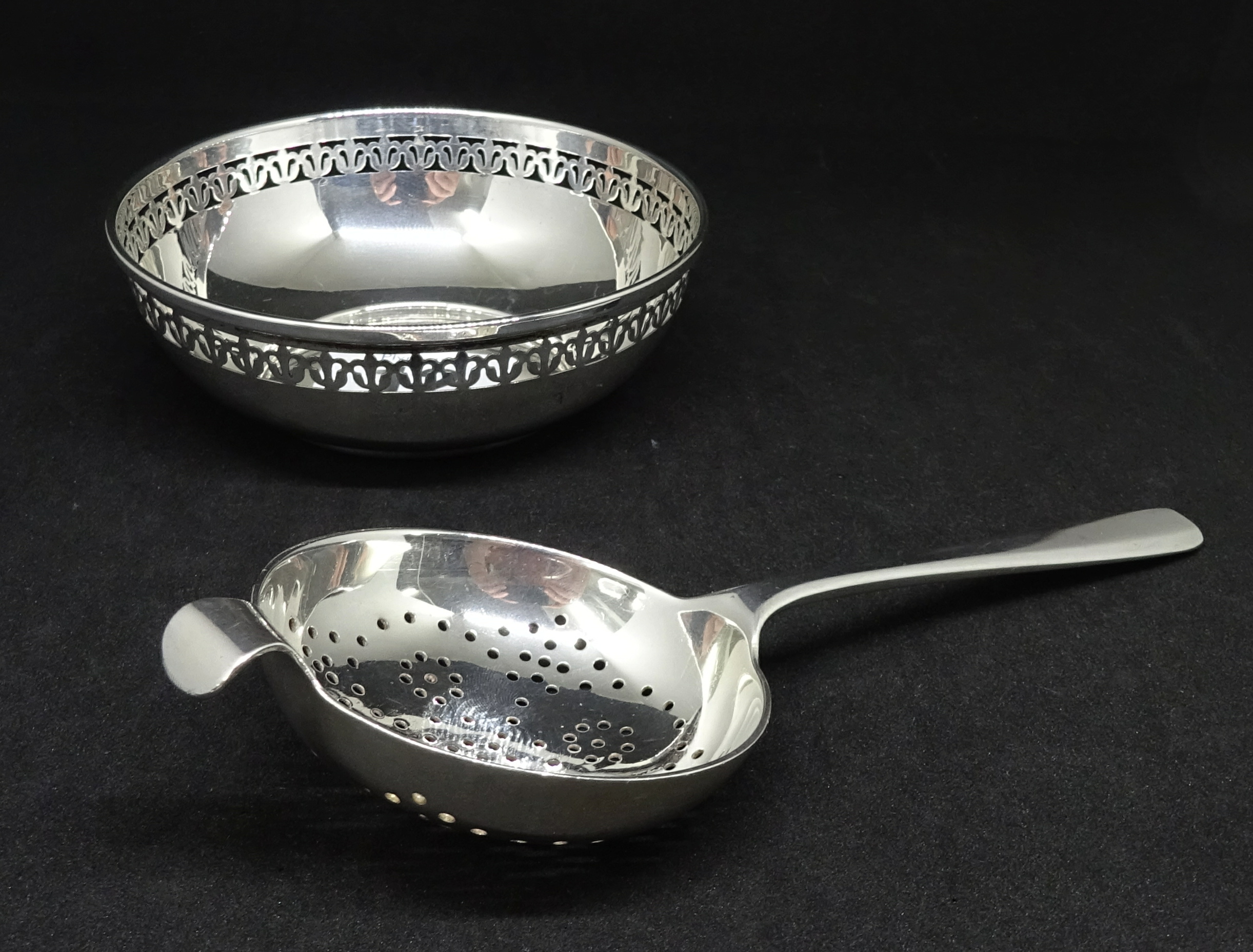 A Geo V silver bowl by Deakin & Francis, Birmingham, 1923 also a silver tea strainer, approx. 2.