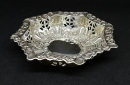 An Edw VII silver hexagonal and pierced bon bon dish, 1906, approx. 29gms.