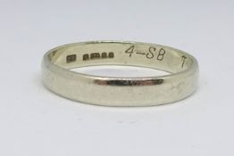 A 9ct white gold wedding band, approx. 2.90g.