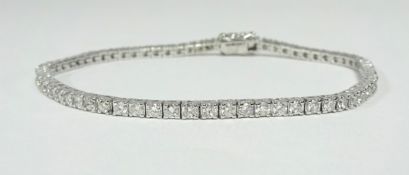 A diamond line bracelet, containing approx. 2.8 carats of diamond, length 18cm.