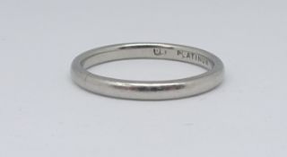 A platinum wedding band ring, 2.70g, size I.