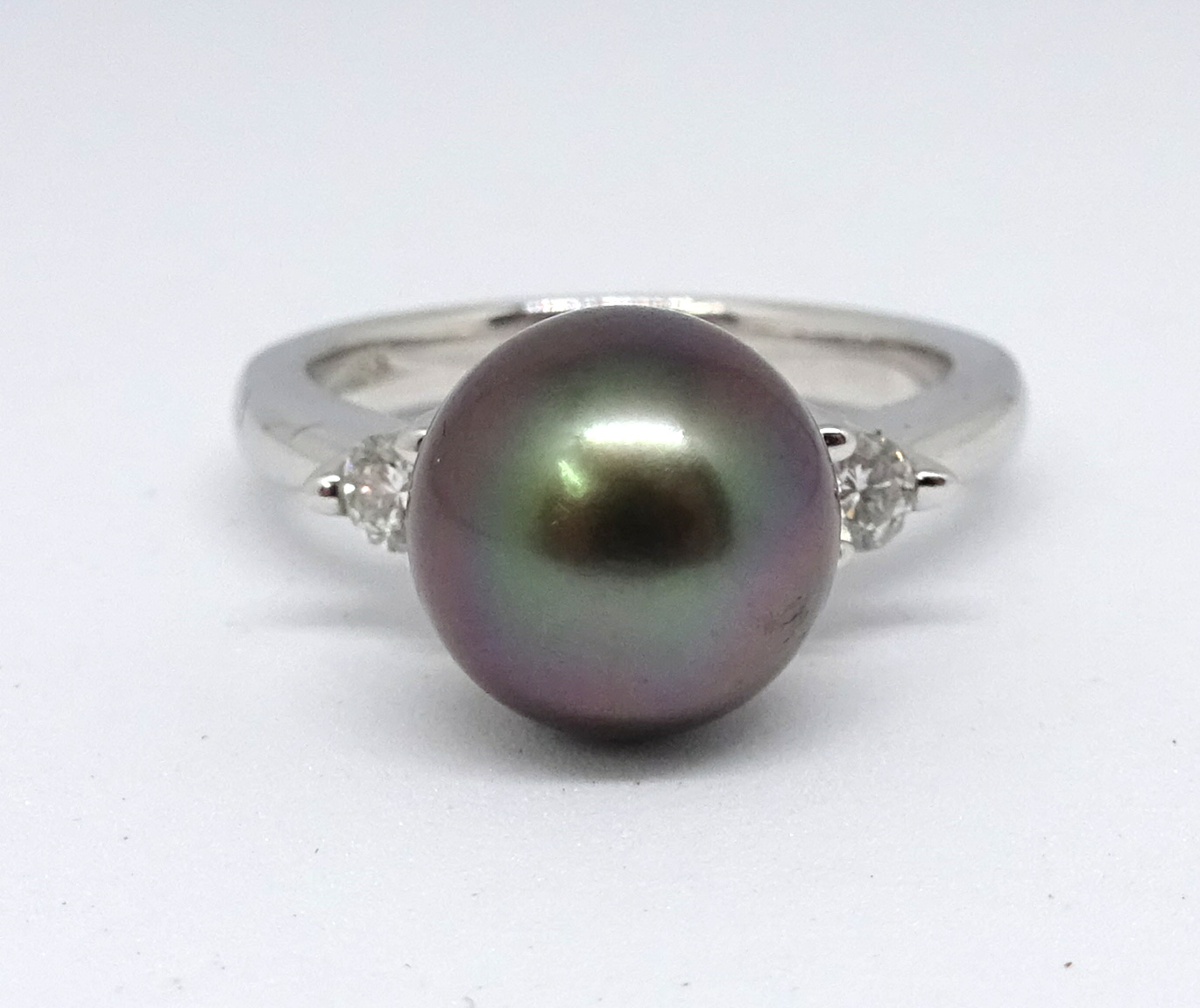 A 9ct large black pearl ring, size N.