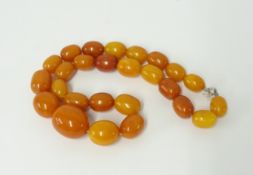 An amber bead necklace approx. 44cm, weight 55.50g.