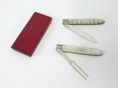 Pair of Georgian silver mother of pearl fruit knives, in original fitted case hallmarked.