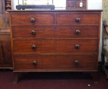 A George III mahogany chest of drawers, width 110cm.
