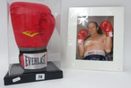 Sporting memorabilia, a Everlast boxing glove, reputedly signed by Sir Henry Cooper with