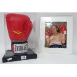 Sporting memorabilia, a Everlast boxing glove, reputedly signed by Sir Henry Cooper with
