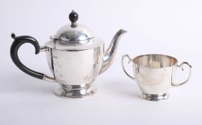 A George V silver bachelor's teapot, Sheffield, HW, and a similar matching sucre, approx 13.90 oz.